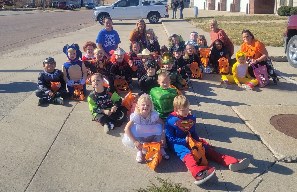1st grade had a great time trick or treating around to the local businesses! Thank you to all who participated!